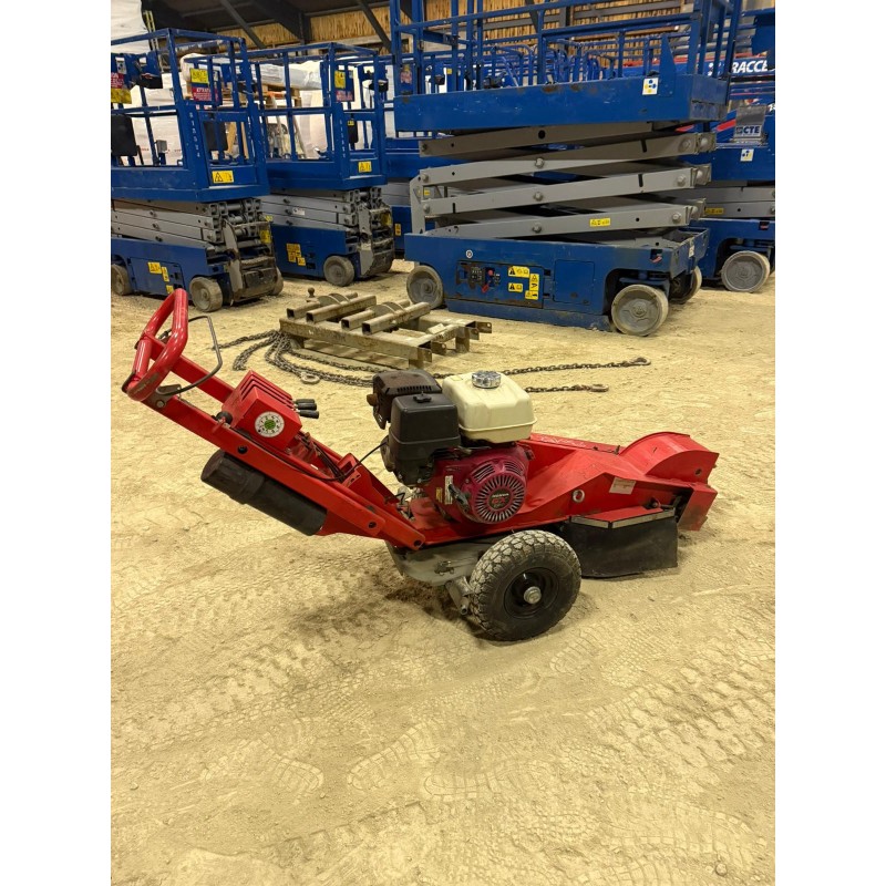 Rogneuse de souches FSI ST20B sur roue - Vue de profil en action de rognage                                     France compact