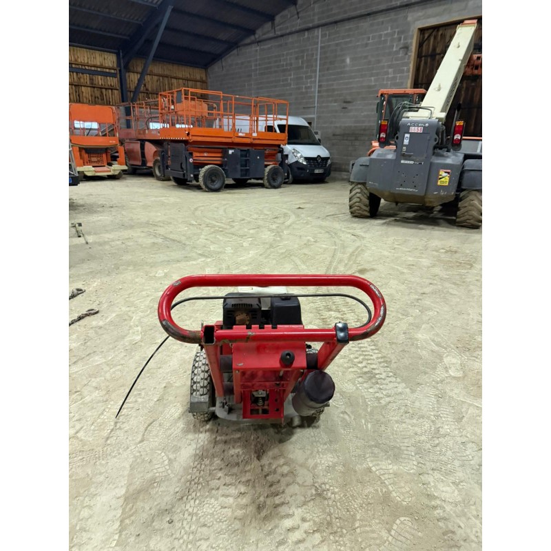 La FSI ST20B en action, offrant un balayage fluide pour un rognage rapide et précis.