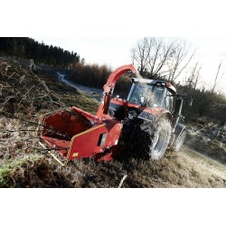 Déchiqueteuse de branches derrière tracteur sur prise de force TP250 PTO