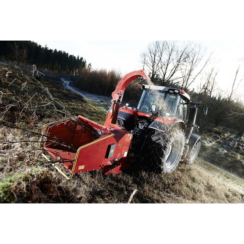 Déchiqueteuse de branches derrière tracteur sur prise de force TP250 PTO