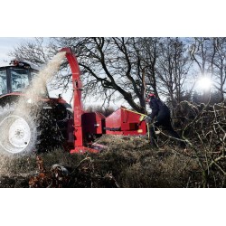 Déchiqueteuse de branches derrière tracteur sur prise de force TP250 PTO