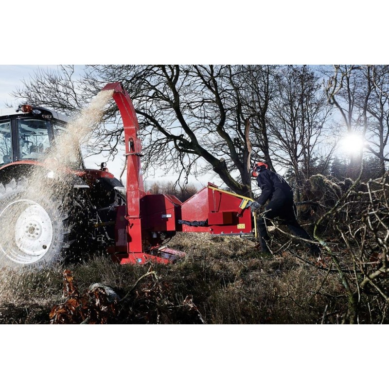 Déchiqueteuse de branches derrière tracteur sur prise de force TP250 PTO