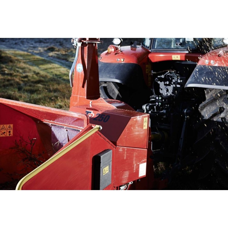 Déchiqueteuse de branches derrière tracteur sur prise de force TP250 PTO