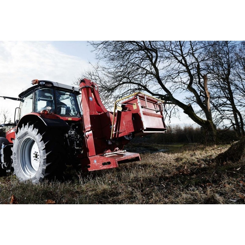 Déchiqueteuse de branches derrière tracteur sur prise de force TP250 PTO