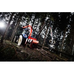 Déchiqueteuse de branches derrière tracteur et grue TP320 PTO K