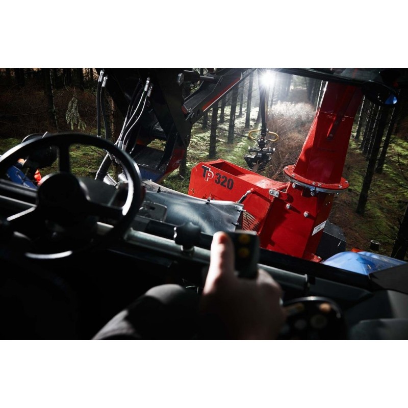 Déchiqueteuse de branches derrière tracteur et grue TP320 PTO K