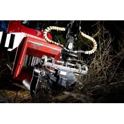 Déchiqueteuse de branches derrière tracteur et grue TP320 PTO K
