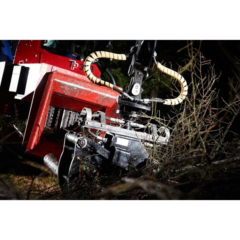 Déchiqueteuse de branches derrière tracteur et grue TP320 PTO K