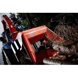 Déchiqueteuse de branches derrière tracteur et grue TP320 PTO K