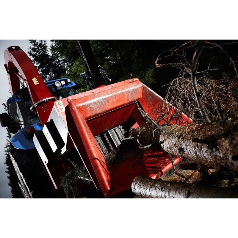Déchiqueteuse de branches derrière tracteur et grue TP320 PTO K