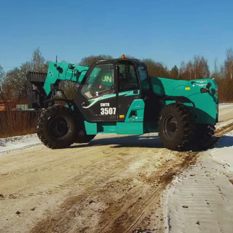 Le Sunward SWTH 3507 est un chariot télescopique tout-terrain compact et puissant, doté d’une capacité de levage de 3 500 kg