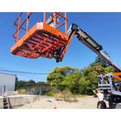 Vue de profil de la nacelle articulée thermique Skyjack SJ63AJ déployée à sa hauteur maximale