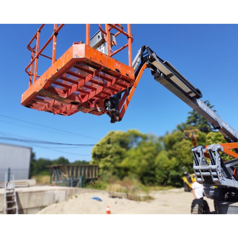Vue de profil de la nacelle articulée thermique Skyjack SJ63AJ déployée à sa hauteur maximale