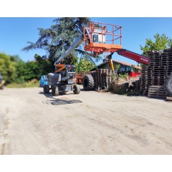 Zoom sur le panier de la Skyjack SJ63AJ mettant en évidence la console de commande ergonomique et la protection des opérateurs