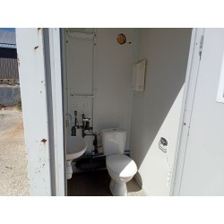 Bungalow sanitaire Containex 1 WC 1 douche - Vue intérieure douche et lavabo