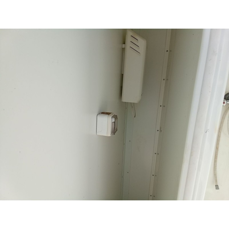 Bungalow sanitaire Containex 1 WC 1 douche - Vue intérieure douche et lavabo
