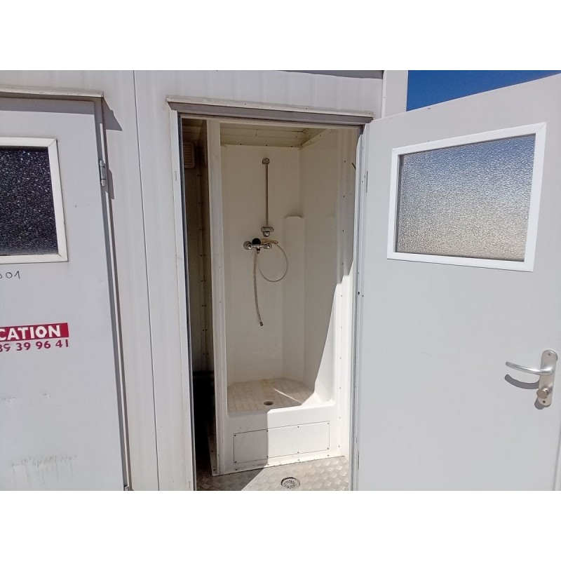 Bungalow sanitaire Containex 1 WC 1 douche - Vue intérieure douche et lavabo
