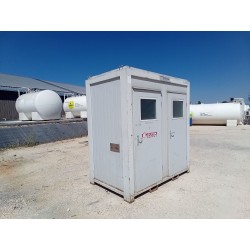 Bungalow sanitaire compact Containex prêt à être installé sur votre chantier.
