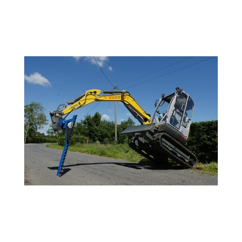 Lamier hydraulique Slanetrac HC180 de 1,80 m installé sur une mini-pelle de 4 tonnes.