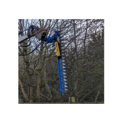 Taille-haie renforcé Slanetrac HX180 exécutant une coupe nette sur des branches de 70 mm.