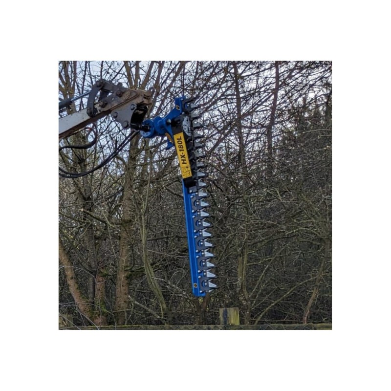 Taille-haie renforcé Slanetrac HX180 exécutant une coupe nette sur des branches de 70 mm.
