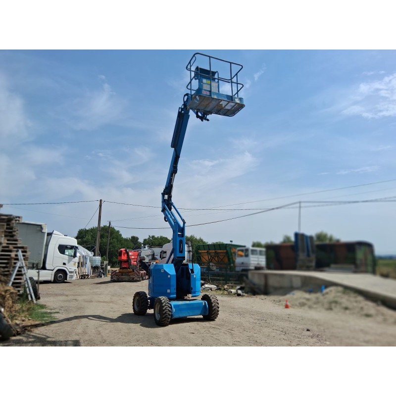 Nacelle articulée diesel GENIE Z34/22N (2007) en position déployée sur chantier