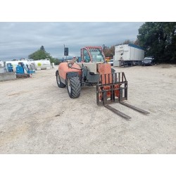 JLG 3509PS 2007 - Vue de profil trois quarts avec flèche baissée