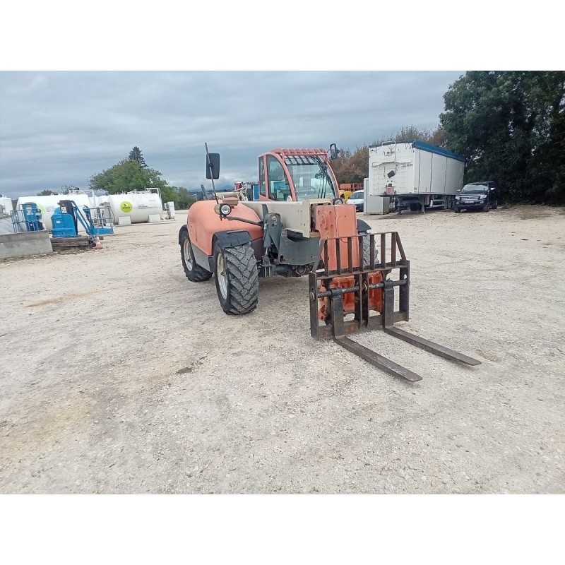 JLG 3509PS 2007 - Vue de profil trois quarts avec flèche baissée