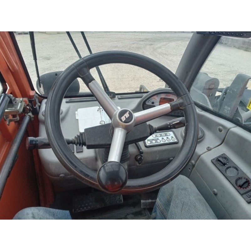 JLG 3509PS 2007 - Vue rapprochée du poste de conduite et de la cabine
