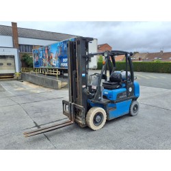 Chariot élévateur électrique Nissan UD02A25B 2008 - Vue de trois-quarts avant avec mât 3F-550 et fourches