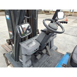 Chariot élévateur Nissan UD02A25B - Zoom sur le poste de conduite et le compteur d'heures 3021h