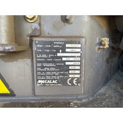 Mecalac 12MXT 2005 - Zoom sur le châssis, la lame stabilisatrice et les pneumatiques