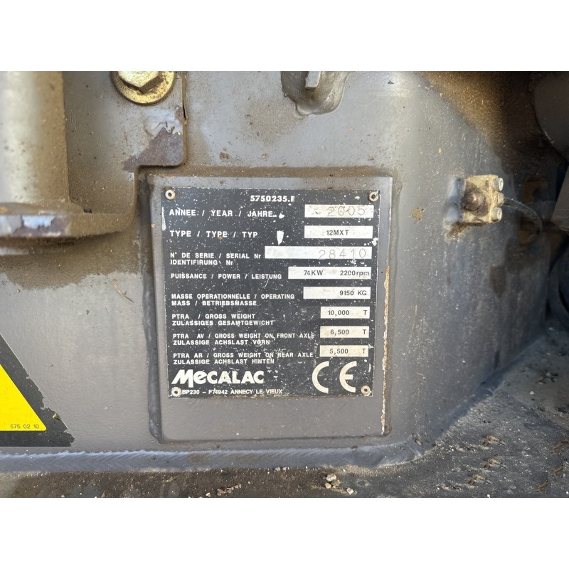 Mecalac 12MXT 2005 - Zoom sur le châssis, la lame stabilisatrice et les pneumatiques