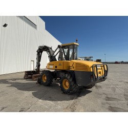 Mecalac 12MXT 2005 - Vue de profil trois-quarts avant avec bras articulé et godet