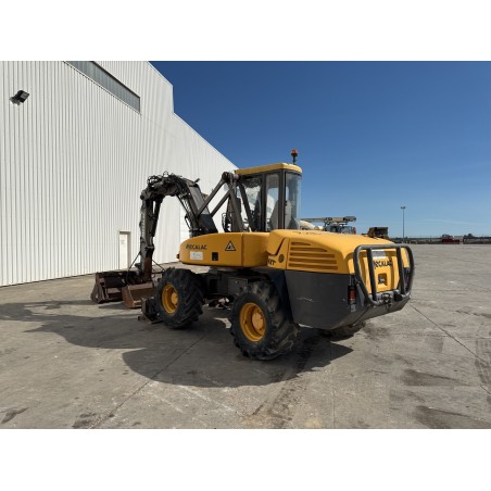 Mecalac 12MXT 2005 - Vue de profil trois-quarts avant avec bras articulé et godet