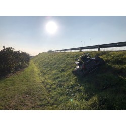 Détail du chenillard et de la largeur de coupe de 100 cm de l'Ecotech H27 Panther en action dans une pente à 55°