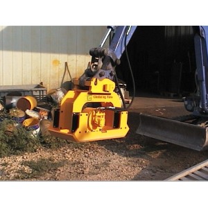 Plaque compactage hydraulique sur pelle