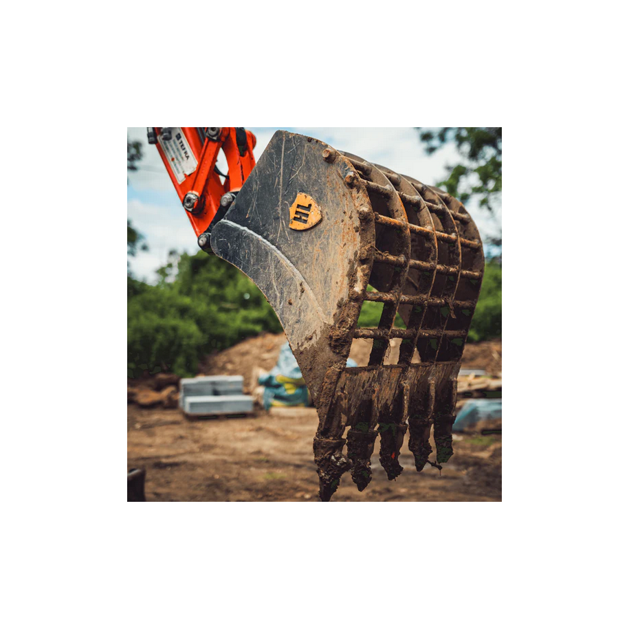 godet-squelette-cribleur-noir-pelle-sur-palette-france-compact