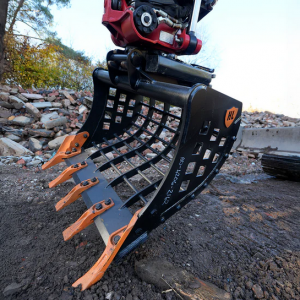 godet-squelette-cribleur-noir-pelle-sur-palette-france-compact