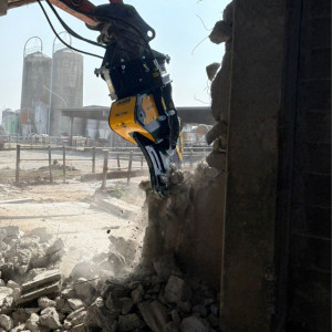 La compacité de la pince MB-P380 facilite le broyage précis du béton sur les chantiers exigus.