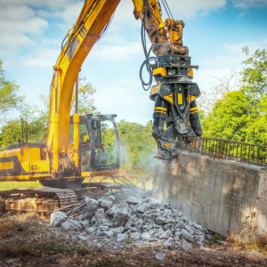 La pince MB-PT1650 développe une force de fermeture de 82 tonnes pour broyer le béton armé le plus résistant